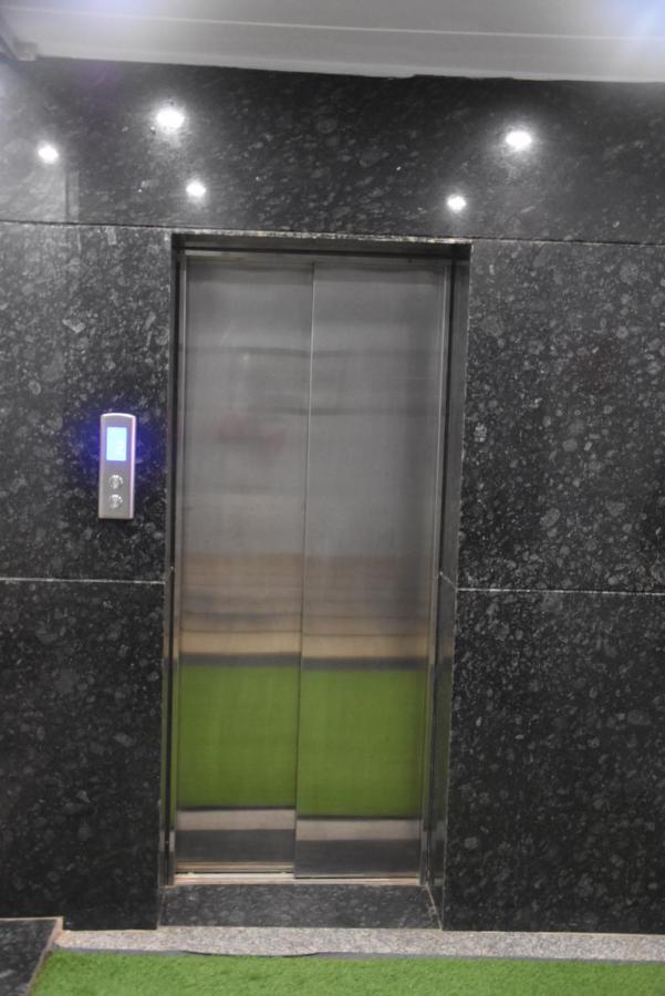 Hotel De Luxe Basai Road グルガウン エクステリア 写真