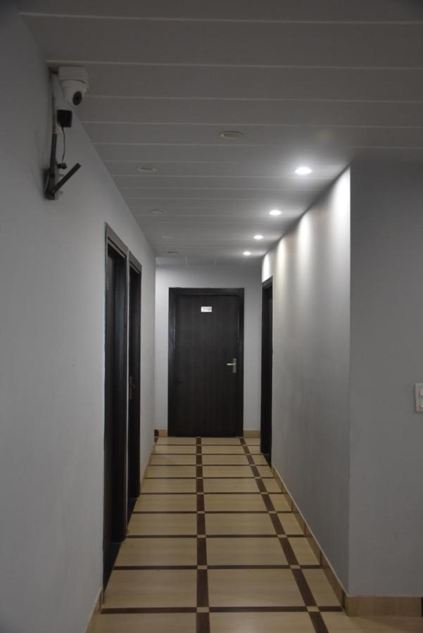 Hotel De Luxe Basai Road グルガウン エクステリア 写真
