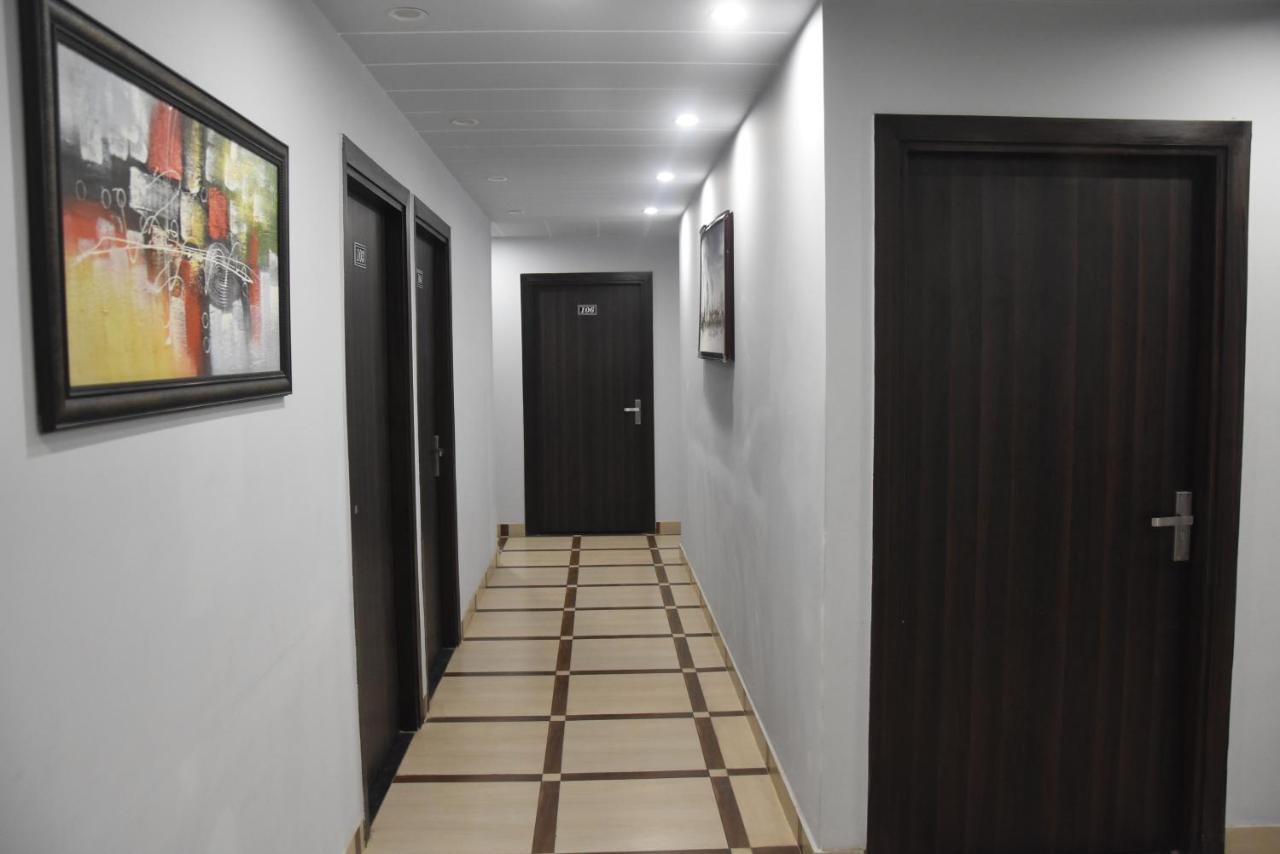 Hotel De Luxe Basai Road グルガウン エクステリア 写真