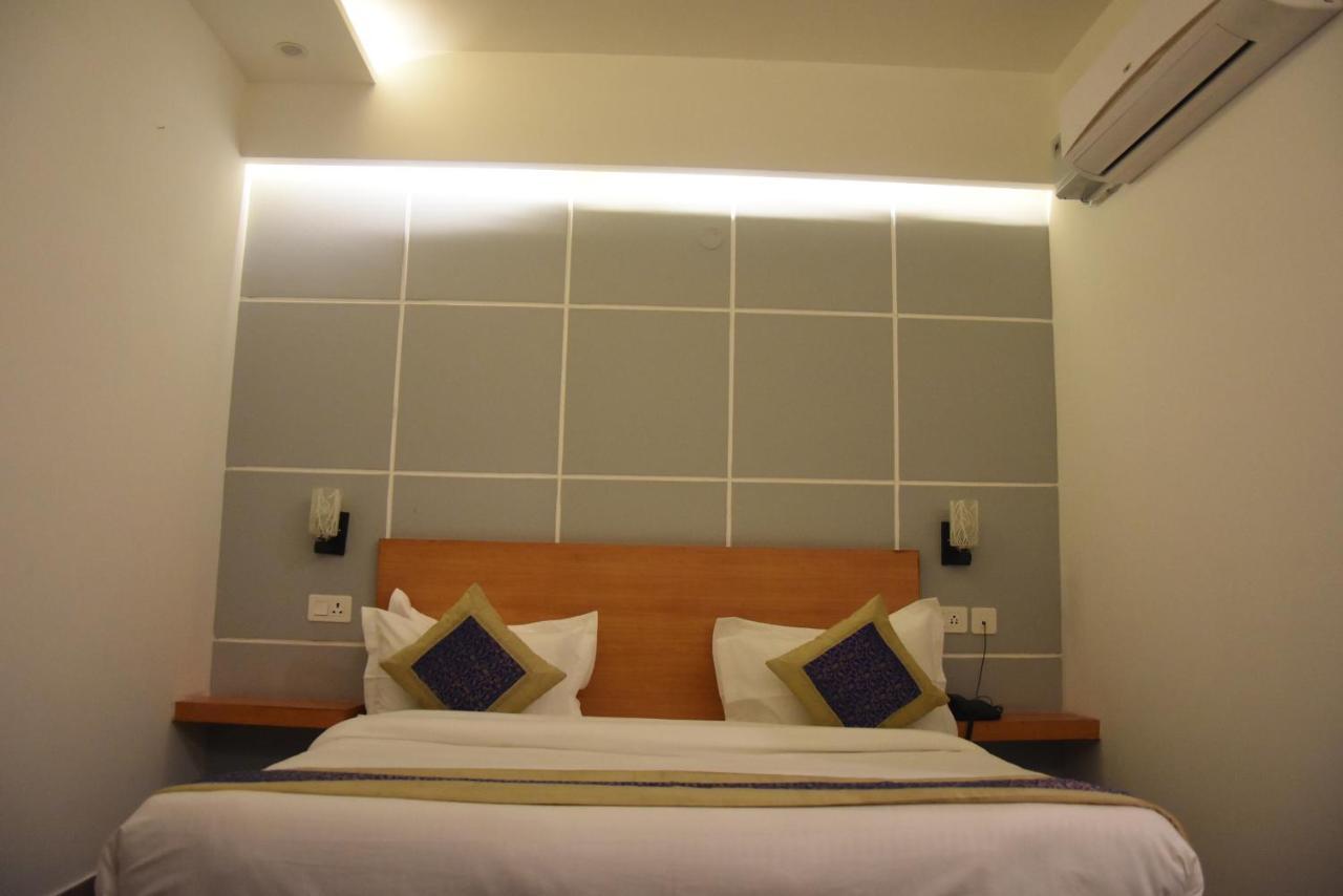 Hotel De Luxe Basai Road グルガウン エクステリア 写真