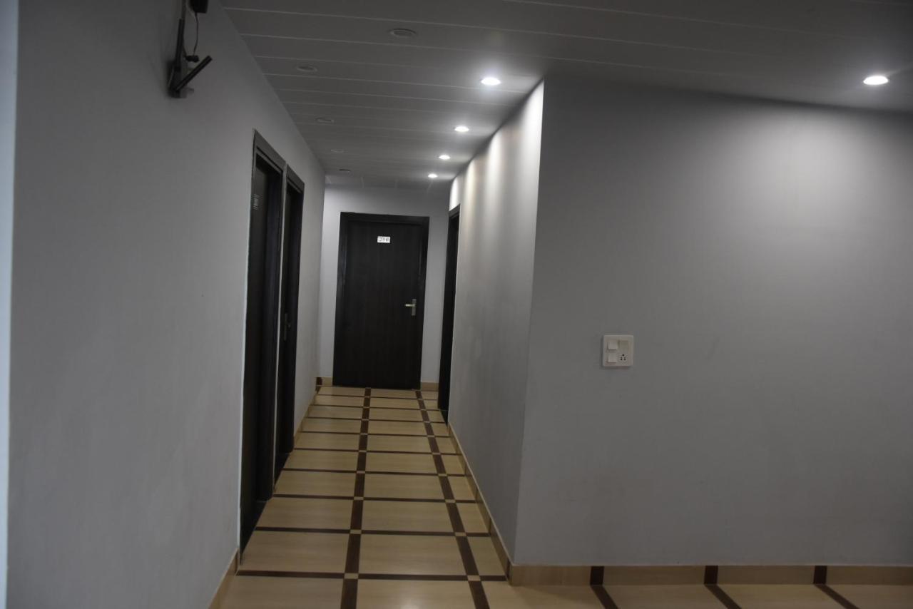 Hotel De Luxe Basai Road グルガウン エクステリア 写真
