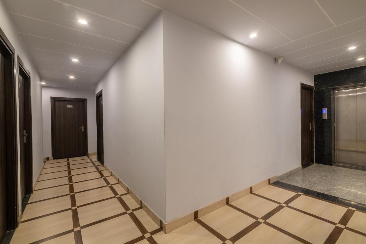 Hotel De Luxe Basai Road グルガウン エクステリア 写真