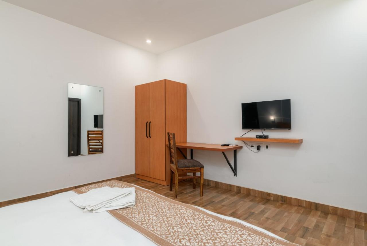 Hotel De Luxe Basai Road グルガウン エクステリア 写真