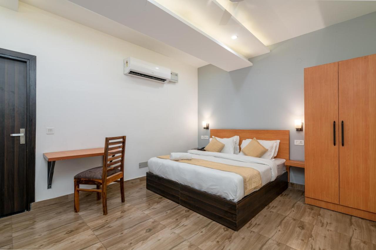 Hotel De Luxe Basai Road グルガウン エクステリア 写真