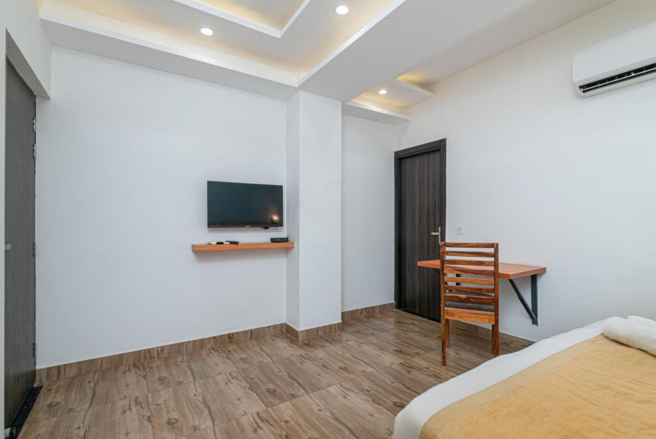 Hotel De Luxe Basai Road グルガウン エクステリア 写真