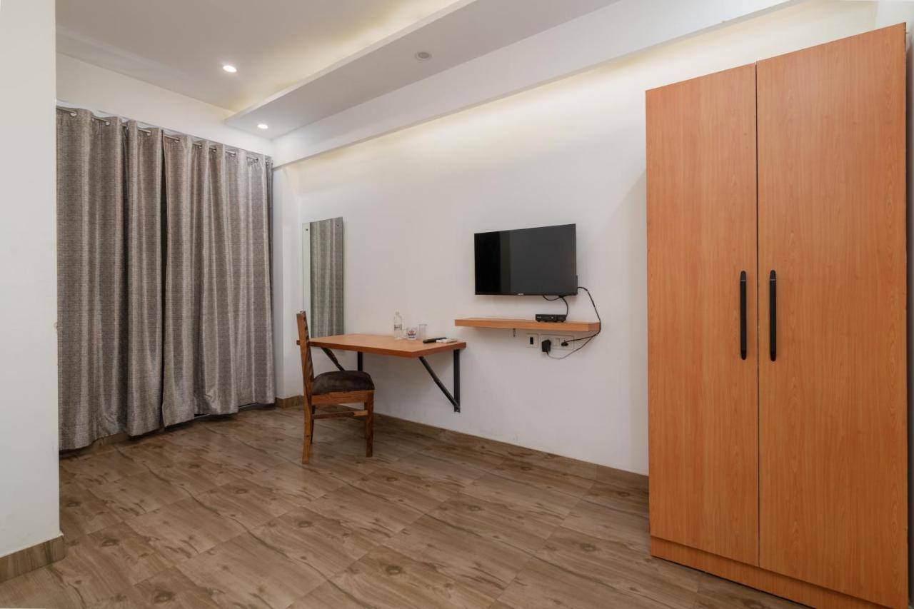 Hotel De Luxe Basai Road グルガウン エクステリア 写真