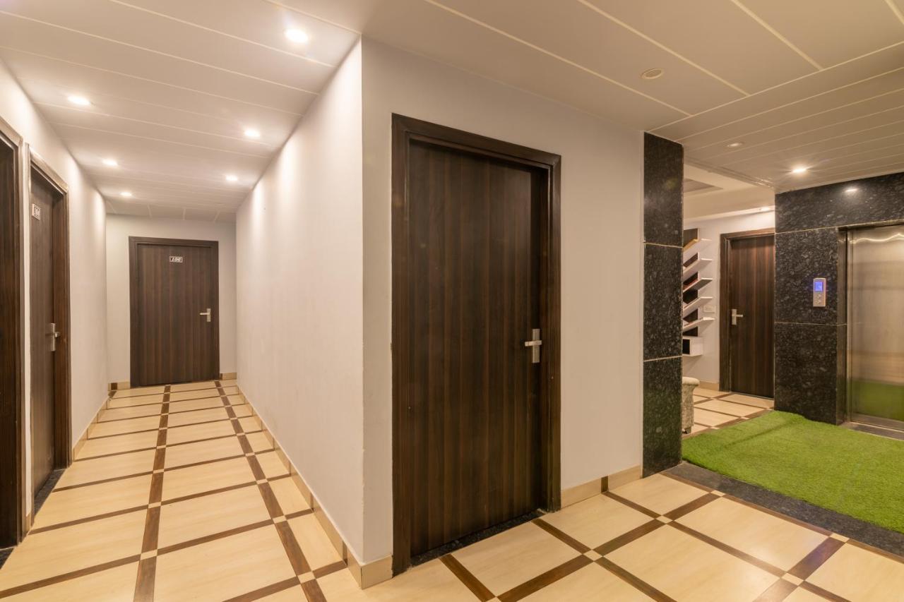 Hotel De Luxe Basai Road グルガウン エクステリア 写真