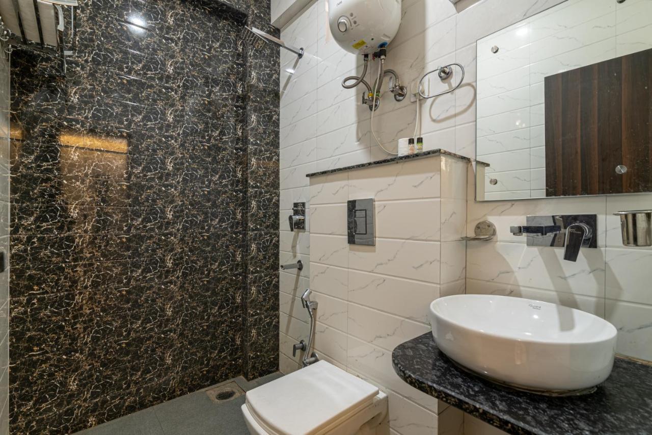 Hotel De Luxe Basai Road グルガウン エクステリア 写真